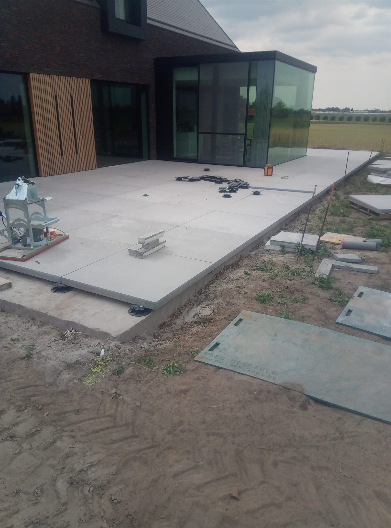 Aanleg terras en oprit bij nieuwbouw