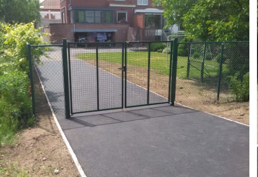 Toegangsweg met poort